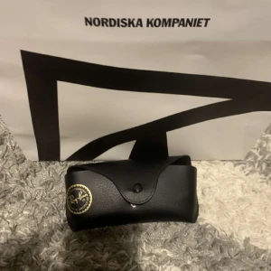 Ray-ban boyfriend - Tja säljer mina feta Ray-ban glasögon! Inte så använda. Box och allt og tillkommer vid köp. Hör av er vid frågor/funderingar.☺️