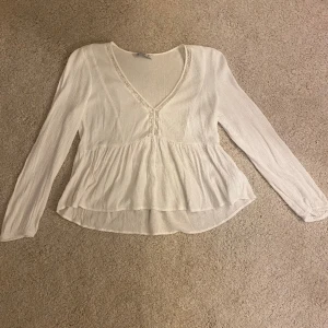 Vit blus - Superfin blus från stradivarius som inte kommit till användning.