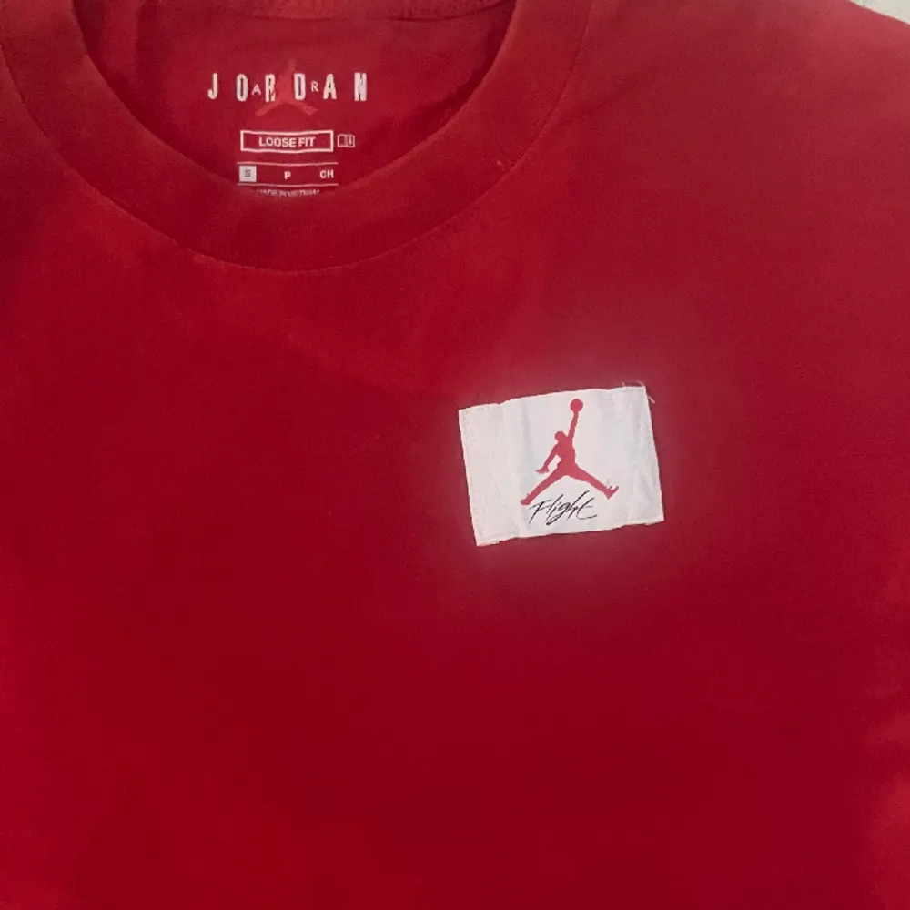 Fin t-shirt från Jordan, knappt använd. Den är overzised i storleken.. T-shirts.