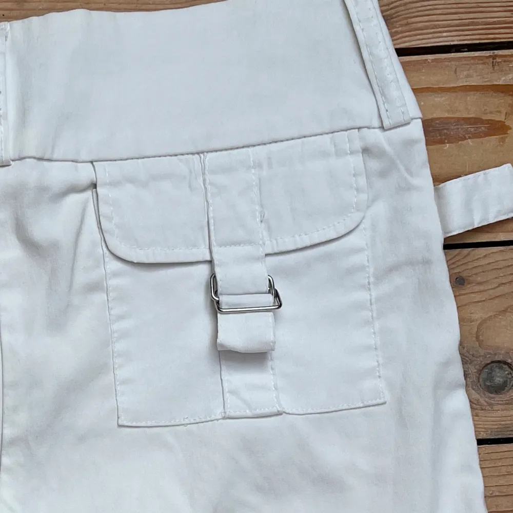 Vita kostymbyxor med fickor🤍 . Jeans & Byxor.