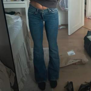 Gina tricot lågmidjade bootcut jeans ger jätte fin form och som nya tror inte att det går att köpa på hemsidan längre ❤️ 