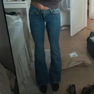 Gina tricot lågmidjade bootcut jeans ger jätte fin form och som nya tror inte att det går att köpa på hemsidan längre ❤️ 