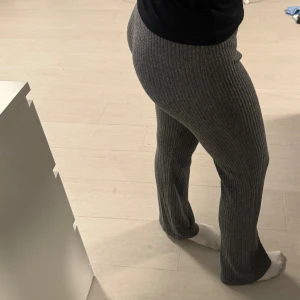 Byxor Gina Tricot  - sköna byxor från Gina Tricot som jag köpte för ett långt tag sen💗 inte min stil så säljer dem. strl XS