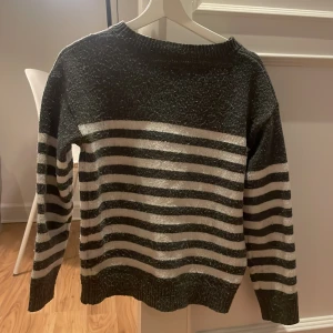 Stickad tröja - Randig stickad tröja 