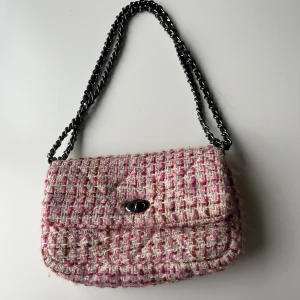 Handväska - Jättefin handväska från märket Becksöndergaard. Nyskick alltså aldrig använd. Nypris 800kr, pris kan disskuteras💕