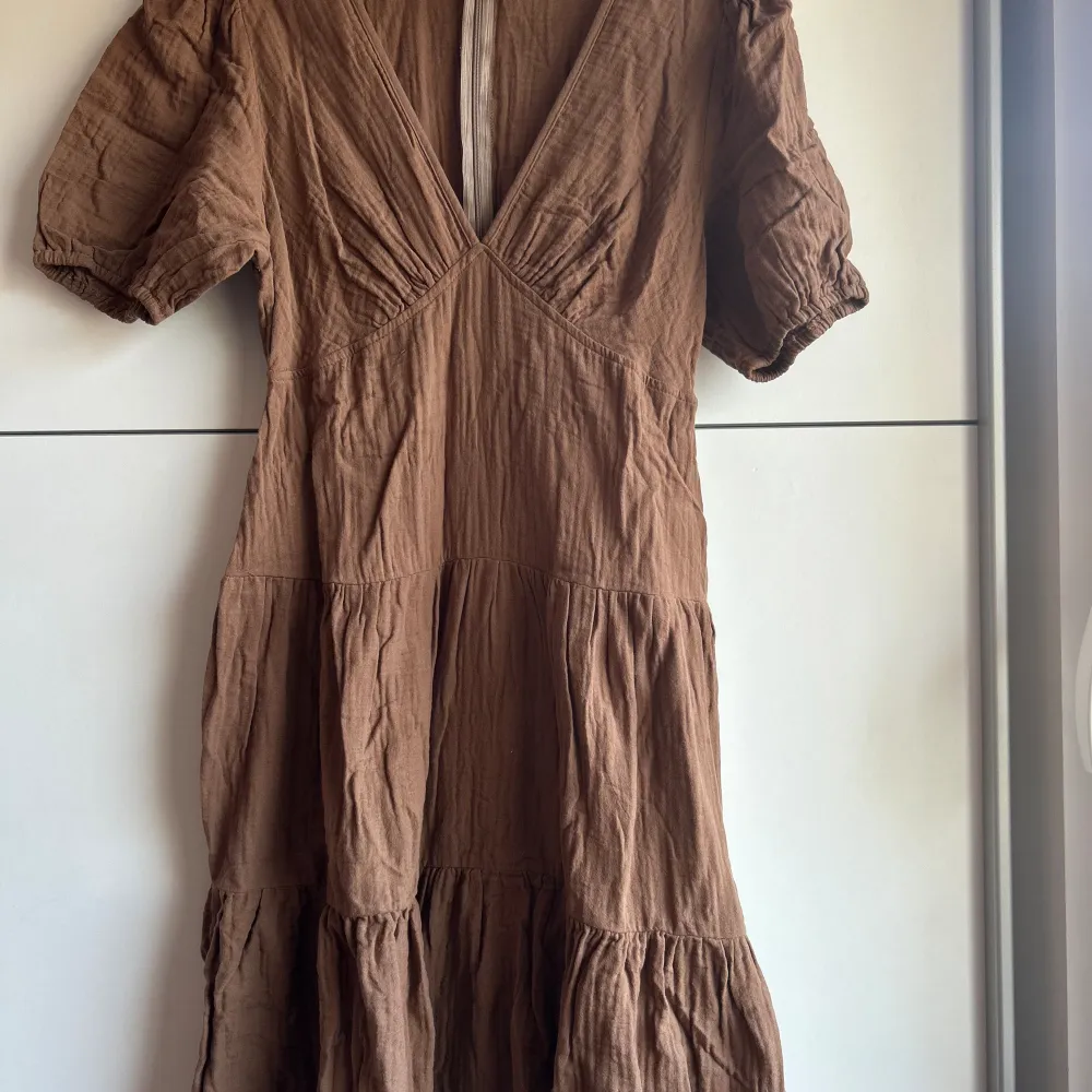 En super fin brun klänning som är använd en gång på stranden. Storlek 36 och säljer den för 120kr. Klänningar.