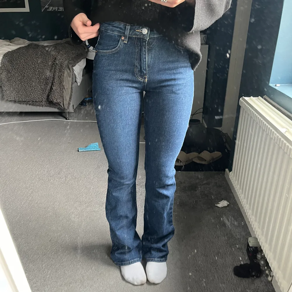 Jättefina jeans i bra skick från Gina Tricot💕högmidjade💕passar jättebra men tyvärr för långa för mig (jag är 163cm) hör av dig för frågor❤️. Jeans & Byxor.