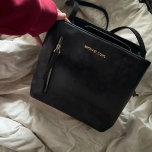 Michael kors - Jag säljer denna fina Michael kors väskan. Väskan är i ett bra skick och även äkta!❣️