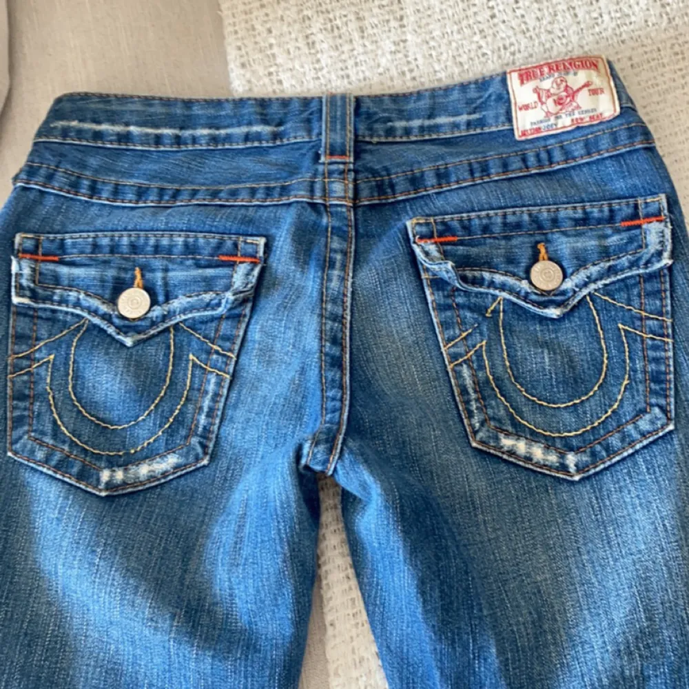 Säljer mina True Religon  jeans pågrund av att de är för stora för mig. Använt Max 3 gånger så nyskick 🥰 Längd från midja till benslut:100 cm  Midjemåttet tvärsöver: 42 cm Benöppning:21 cm. Jeans & Byxor.
