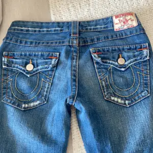 Säljer mina True Religon  jeans pågrund av att de är för stora för mig. Använt Max 3 gånger så nyskick 🥰 Längd från midja till benslut:100 cm  Midjemåttet tvärsöver: 42 cm Benöppning:21 cm