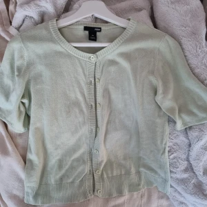 Kofta - Jätte söt ljusgrön kortärmad kofta💖perfekt nu till våren och sommaren strl M men jag brukar ha xs så passar xs till m beroende på hur man vill att den sitter💞