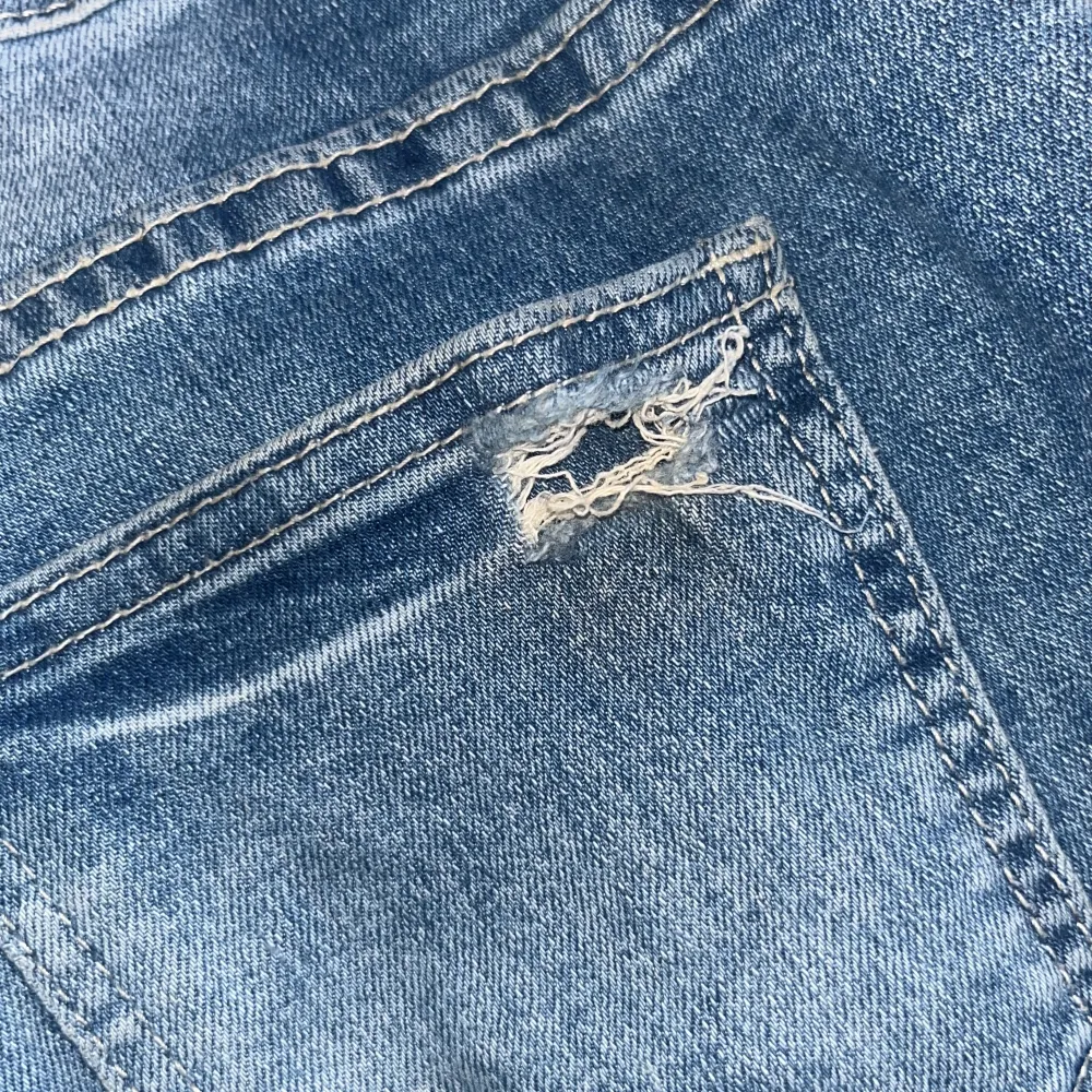  Ett par mörkblåa boot cut Jeans som jag inte har någon användning av längre har ett litet litet hål i bakfickan det syns knappt är jättesnygga och tyvärr så för mig hoppas ni blir intresserade och vill köpa💕💕 . Jeans & Byxor.