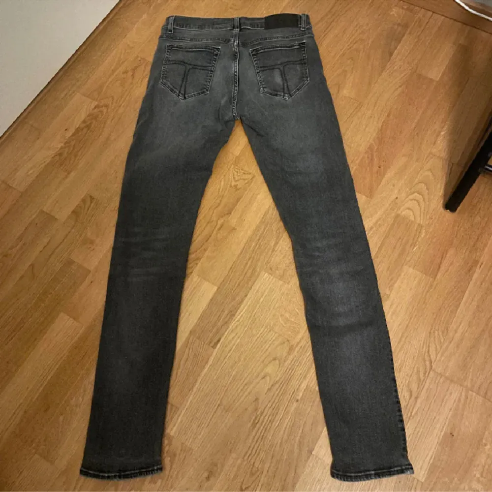 Ett par jeans från tiger Sweden. Slim fit  Skick 9,3/10  Storlek 29/32 Säljer pga för tighta i passformen för mig  . Jeans & Byxor.
