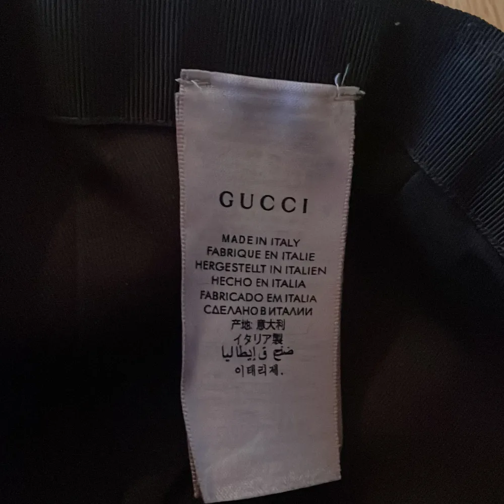 Hej! Säljer nu min Gucci keps eftersom jag inte använder den längre. och är i storlek S (57 cm) den är i 9/10 skick. Accessoarer.