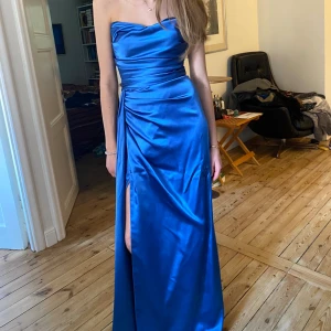 Balklänning - Inte kemtvättad men bara använd några timmar, och i bra skick💕Passar mer som 34