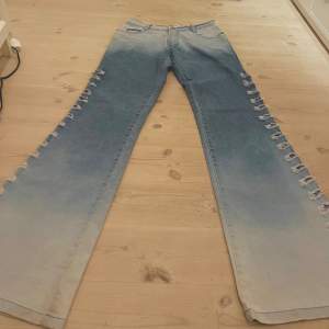 Säljer mina super coola och snygga jeans då de tyvärr är för små :(