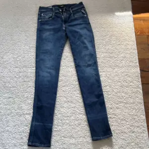 Ett par riktigt sjyssta Replay jeans i bra skick💸 Längd/Bredd: 32/28📏 Passformen är slim. Hör av dig vid frågor✨
