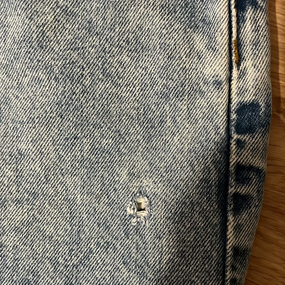 Weekday jeans av modellen space  W29 L32 Ett jätte litet hål på ena fickan, se sistan bilden. Jeans & Byxor.