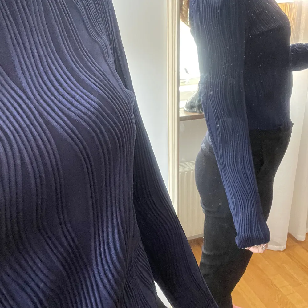 Säljer nu denna jätte fina marinblå tröjan från SHEIN. Så fin! Knappt använd och har inga tecken på användning! Säljer för 45kr+frakt❤️. Tröjor & Koftor.