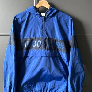 Hugo Boss vindjacka - Äkta Hugo Boss vindjacka i nyskick, använd ett fåtal gånger. Inga skador eller tecken på användning. Perfekt till våren Pris kan absolut diskuteras, skriv ett meddelande så kommer vi överrens om ett pris👍🏽