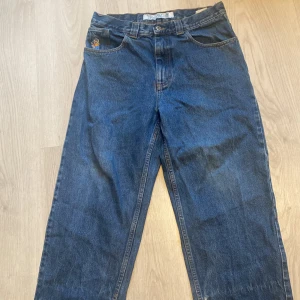 Polar 93 demin baggy jeans - Polar 93 baggy jeans. Begagnat utan några tydliga defekter. För pris diskussion, mått osv bara att skriva