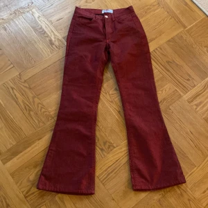Vinröda byxor! - Skit snygga vinröda bootcut jeans som tyvärr inte passar mig😔 Köpta här på Plick!🥰