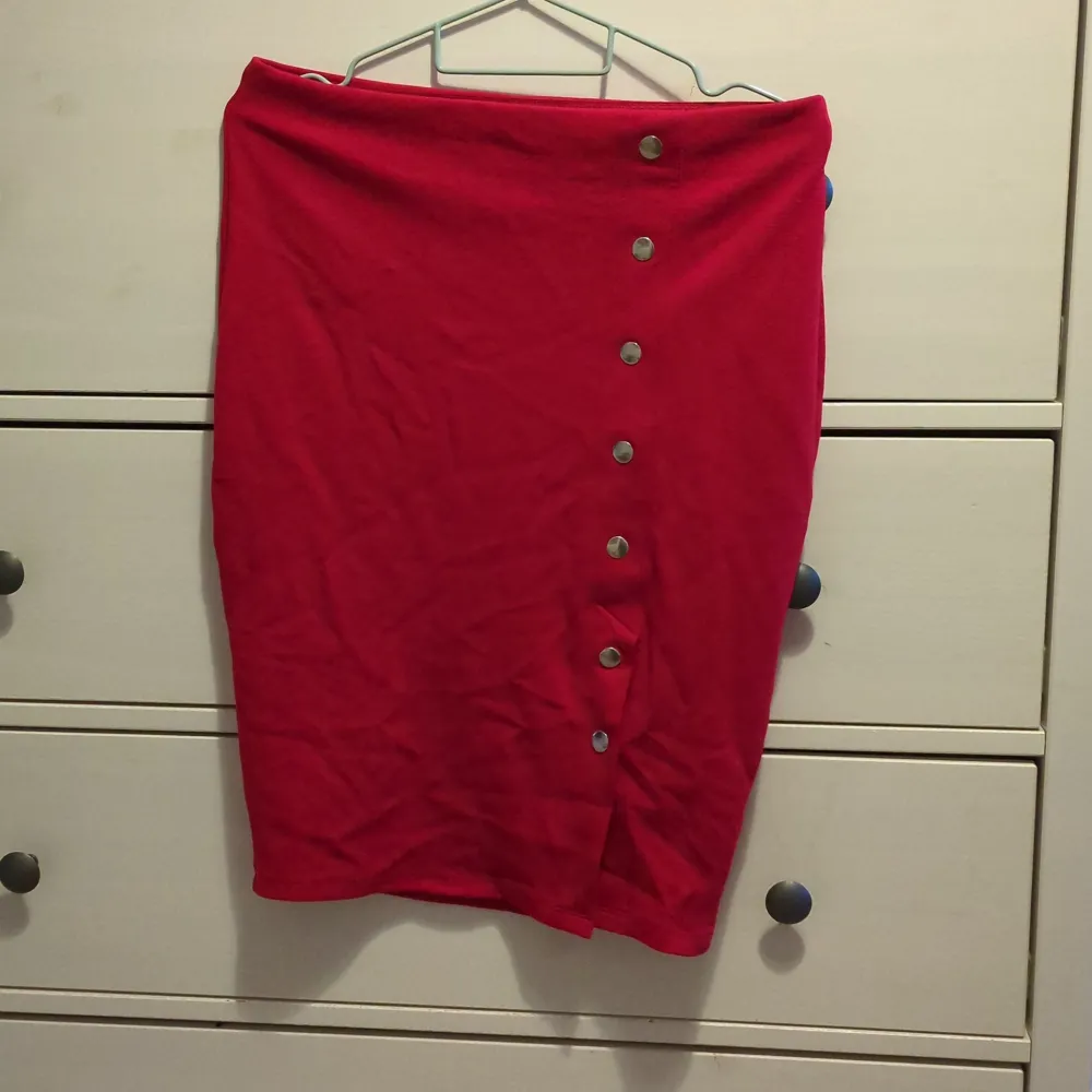 Detta är en kjol köpt för något år sen. Använd en gång och den är i jättebra skick och sitter även bra. Den är lång till knäna och den har två knappar som man kan öppna för att få en slits. . Kjolar.