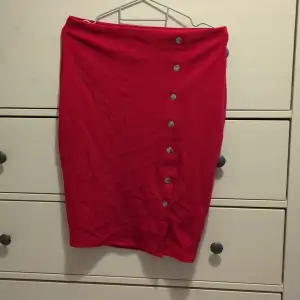Detta är en kjol köpt för något år sen. Använd en gång och den är i jättebra skick och sitter även bra. Den är lång till knäna och den har två knappar som man kan öppna för att få en slits. 