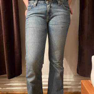 Jätte fina Lee Bootcut jeans som tyvärr blivit försmå. Dem är i storlek 34/36, inte särskilt slitna och i fint skick.