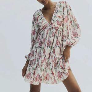 Super fin sommar klänning från H&M. Den är slutsåld på nätet. Helt ny och aldrig använd. Lapparna finns kvar. 🌸✨💗
