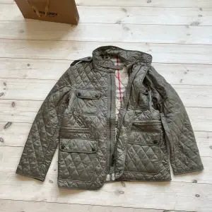 En tvärskön vintage quilted field jacka från burberry, finns endast små defekter på knappar. Nypris: runt 5500kr mitt pris: 2799kr Hör av dig om du vill ha fler bilder🙌