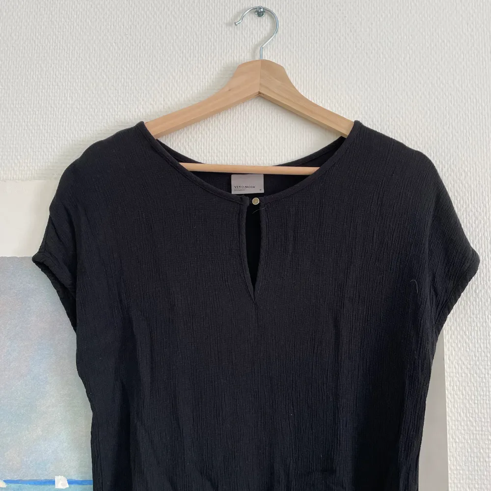 Svart blus från Vero Moda i storlek M. Använd 6-8 ggr men synd inte. Priset kan diskuteras och köparen står för frakten 💗☺️. Blusar.