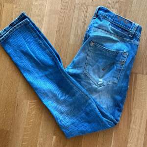 Vi säljer ett par riktigt snygga jeans från märket dondup, storlek 32 i midjan och passar någon som är runt 180cm, pris 799kr kan gå ner i pris vid snabb affär✅ Kom DM vid frågor och funderingar🤝