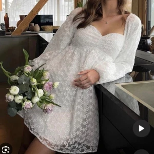 Superfin studentklänning Ida Carlsson - Superfin oanvänd studentklänning från Ida Carlssons kollektion med Na-kd! Storlek 34💕