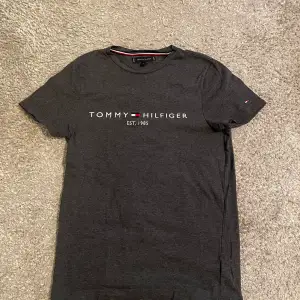 Säljer nu denna snygga Tommy hilfiger t-shirt i storlek S. Grå färg, tveka inte på att höra av er kring frågor eller fler bilder🤩