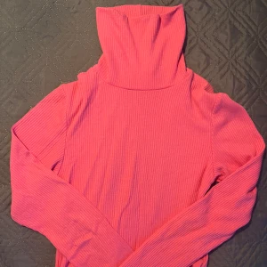 Neonrosa tröja med högre krage. 💖 - Säljer denna då den inte kommer till användning. Neonrosa med högre krage, inga fel. 