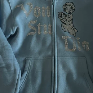 Vonstudio Rhinestone Zip - Skick 9/10, riktigt skön och fräsch zip hoodie som passar perfekt till sommaren. Inköpt för ca 4/5 månader sen, säljes pga den aldrig kommer till användning.  Saknas snören därav skick 9/10 