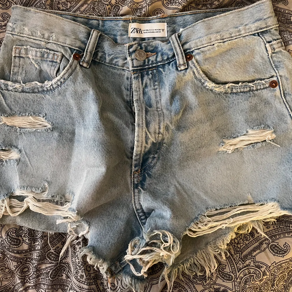 Supersnygga jeansshorts från zara i nyskick! Säljer pga att dom tyvärr inte passade mig💓. Shorts.