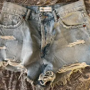 Supersnygga jeansshorts från zara i nyskick! Säljer pga att dom tyvärr inte passade mig💓