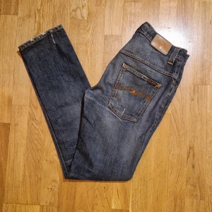 Nudie jeans - Säljer dessa nudies, unik design. 7.5/10 skick. Storlek 32/34 men passar mer som en 31/34. Nypris runt 1500 mitt pris 299. Modellen är slim och heter Thin finn.