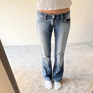 Lågmidjade snygga jeans från Big star - Så sjukt snygga Lågmidjade jeans från big star!! Midjemått 40, innerbenslängd 78cm!🔥🔥