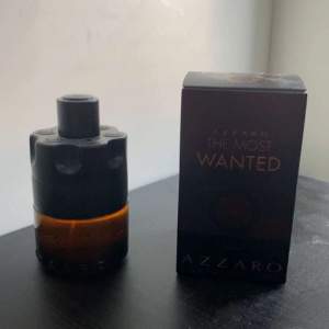 Azzaro the most wanted parfum är en söt och träig doft som också innehåller röd ingefära och även bourbonvanilj. Kombinationen kompletterar varandra med de olika kryddiga, söta och milda smakerna. Detta gör Le parfum till en elegant, fin, mild parfym