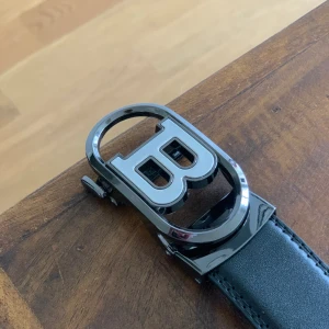 Burberry bälte - Vet ite riktigt nå burberry liknande, endast provad 1 gång o riktigt shysst kvalite. 120cm långt