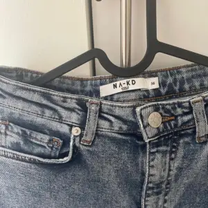 Jeans i blå tvätt från NAKD, i mycket fint skick.