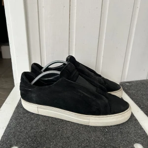 Axel Arigato Laceless - Tja! Säljer ett par arigatos då dom inte längre används! Skorna är använda förra sommaren. Är även öppen för byte! Om det är några funderingar så tveka inte på att fråga!💛