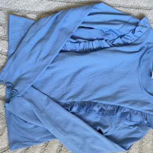Blå tröja med volang på från Lindex, som ny skick och säljer pga inte används.🙂