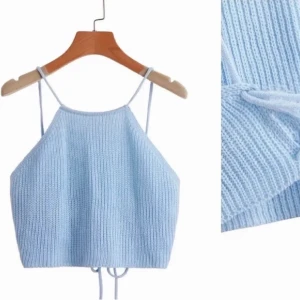 Söt stickad topp - Söt stickad topp med snören bak över ryggen☺️du står för frakten! 