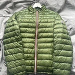Moncler Green Daniel jacka - Moncler Green daniel köpt från kaspersheat där orderbekräftelse finns.  Jackan är i storlek 1/S och passar precis mig som är 175cm. Skulle säg den sitter som XS/S  Inga utvändiga fläckar som direkt syns. Condition 7,5/10