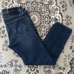 Schyssta och trendiga Jacob cohen jeans i modellen style 622 (slim fit). Skick 8,5/10. Storlek 31 men sitter som 29-30. Vid andra frågor eller funderingar tveka ej på att skriva⭐️