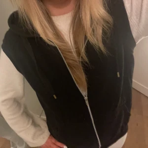 Armlås hoddie  - Armlös hoddie, ej avklippta💞